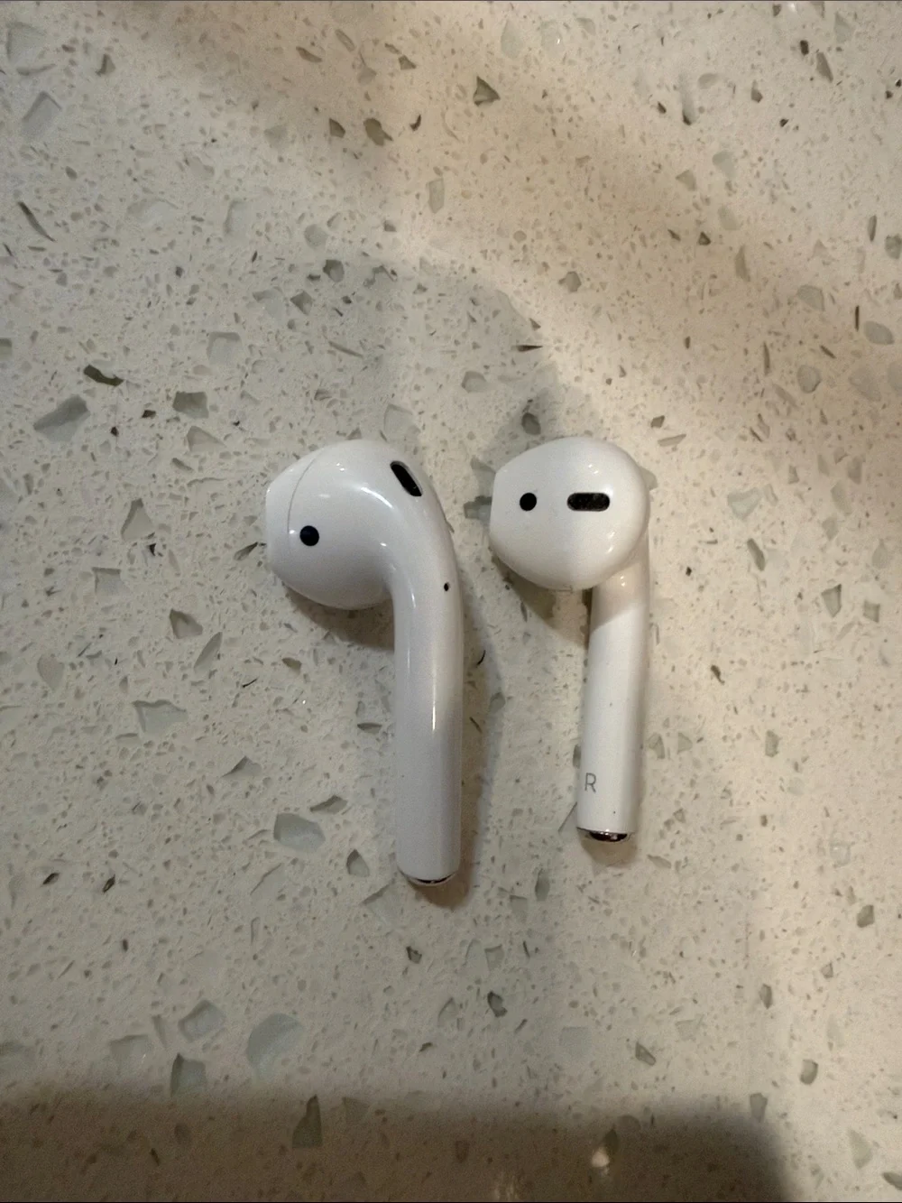 Generation 2 - Apple White Earbuds with Charging Case